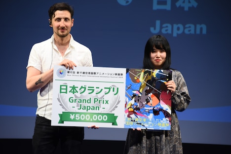 左から国際審査員のクリストバル・レオン、日本グランプリを受賞した築地のはら。