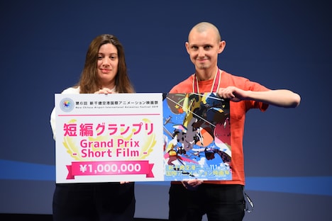 左から国際審査員のジャネット・ボンズ、短編グランプリを受賞したトマーシュ・ポパクル。