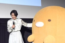 本上まなみ（左）にステージ中央へ誘導されるとんかつ（右）。