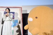 本上まなみ（左）ととんかつ（右）。