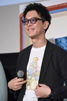 すみっコぐらしのTシャツをファンに見せるまんきゅう。