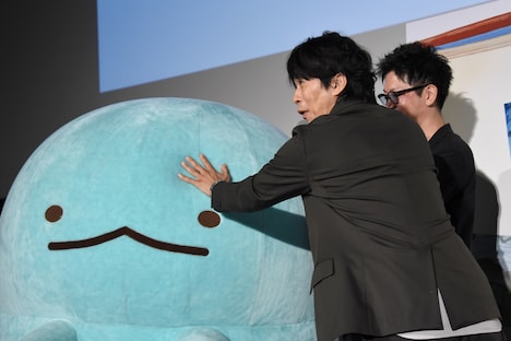 とかげに触れ、その弾力に驚きの声を上げる井ノ原快彦(中央)。