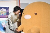 本上まなみ（左）に手を引かれるとんかつ（右）。