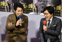 左から安田顕、平田満。