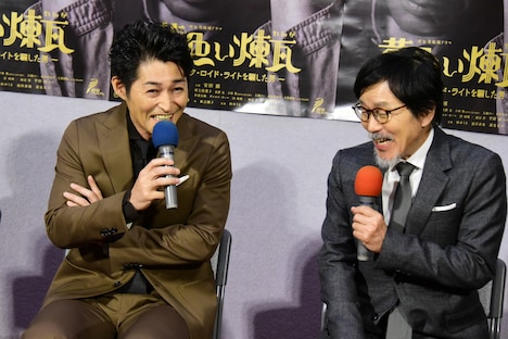 粘土の味について話す安田顕(左)と平田満(右)。