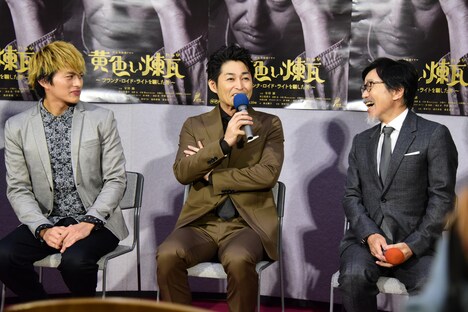 左から小林豊、安田顕、平田満。