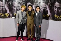左から小林豊、安田顕、平田満。