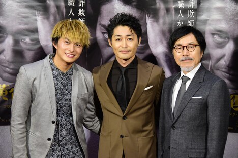 左から小林豊、安田顕、平田満。