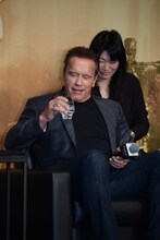 登壇早々「のどが渇いた」と言って、味わい深げに水を飲むアーノルド・シュワルツェネッガー。