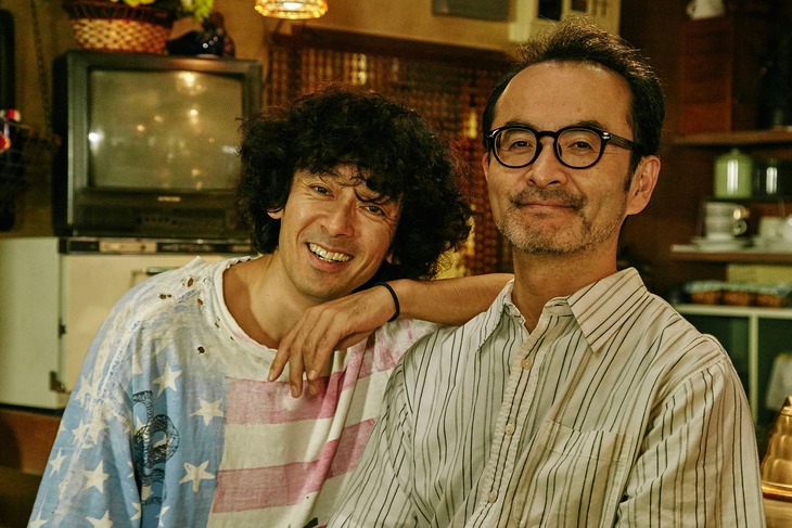 「コタキ兄弟と四苦八苦」より、古滝一路役の古舘寛治(右)と、古滝二路役の滝藤賢一(左)。