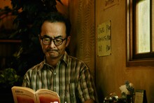 「コタキ兄弟と四苦八苦」より、古舘寛治演じる古滝一路。