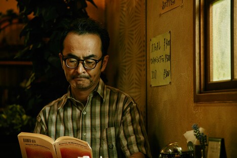 「コタキ兄弟と四苦八苦」より、古舘寛治演じる古滝一路。