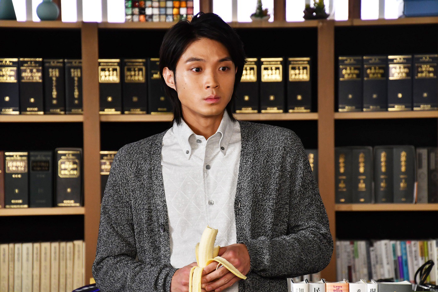 「まだ結婚できない男」第6話より、磯村勇斗演じる矢野亮介。