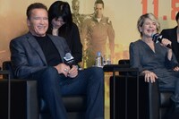 「ターミネーター：ニュー・フェイト」来日記者会見にて、左からアーノルド・シュワルツェネッガー、リンダ・ハミルトン。