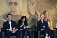 左からガブリエル・ルナ、マッケンジー・デイヴィス。