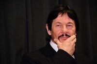 化粧品「マンダム」のCMでチャールズ・ブロンソンが披露したポーズをモノマネするロバート・ブロンジー。