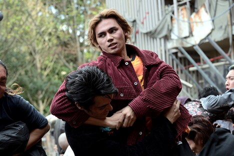 「HiGH&LOW THE WORST」新場面写真。団地バトルでの芝マン。