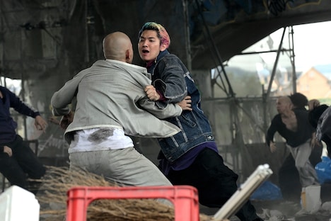 「HiGH&LOW THE WORST」新場面写真。河川敷バトルでの辻。