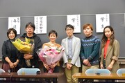 左から中江桂子氏、森達也、望月衣塑子、明治大学の学生3名。