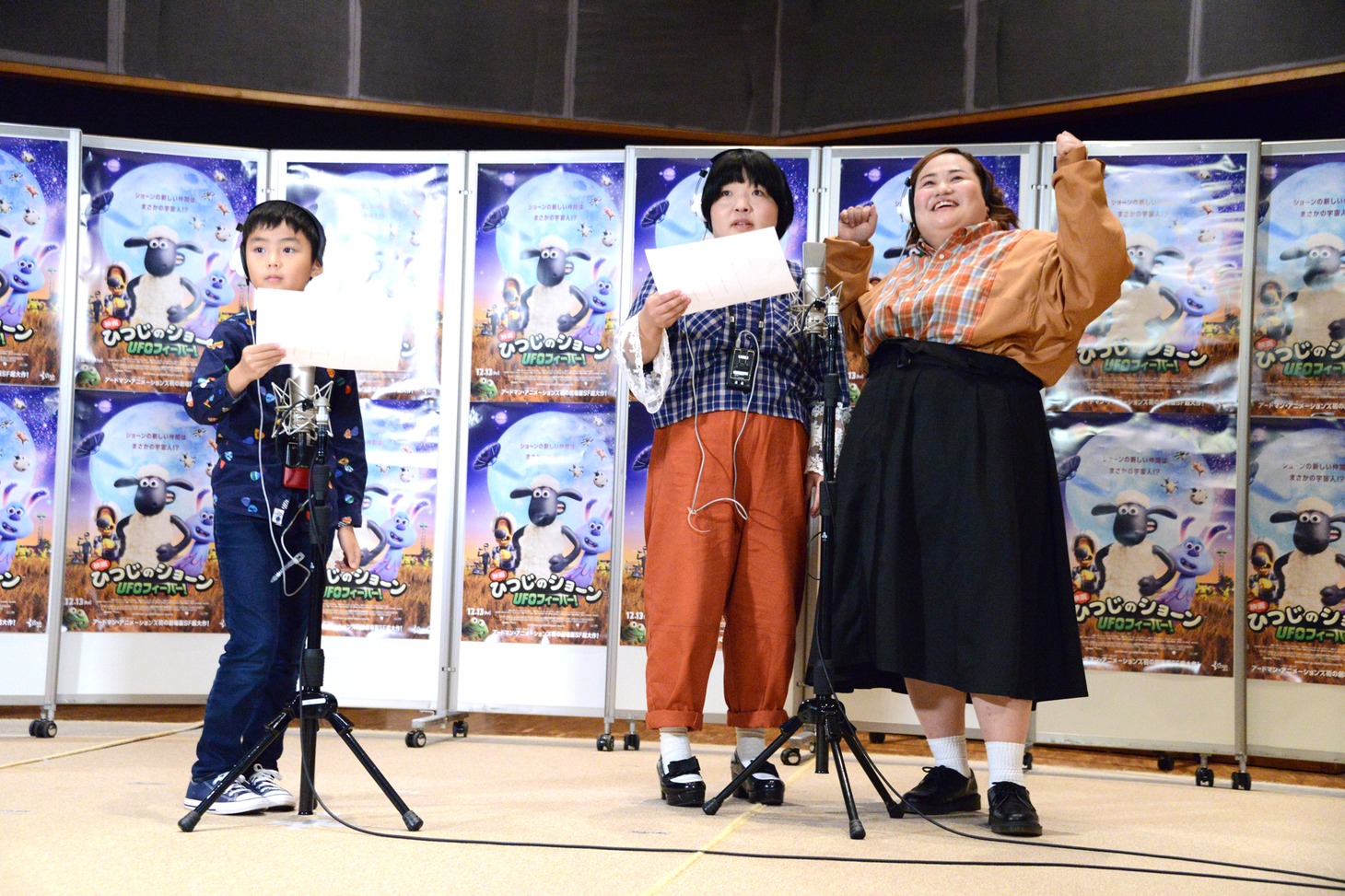 「映画 ひつじのショーン UFOフィーバー！」テレビCMナレーション公開収録に挑戦する市川右近（左）、オカリナ（中央）、ゆいP（右）。
