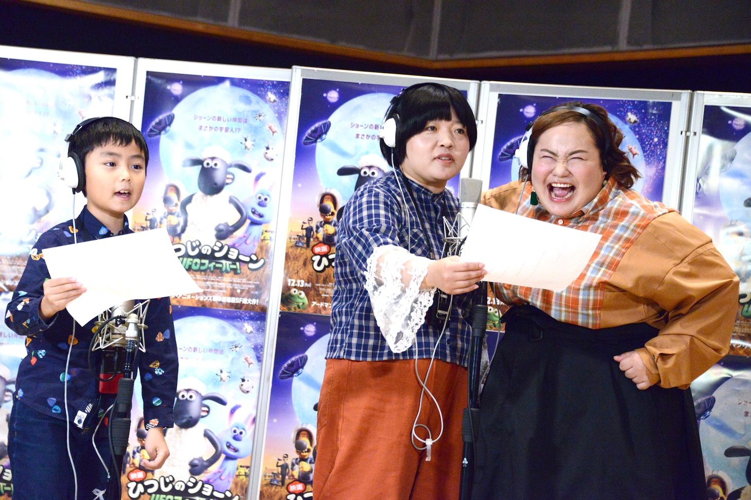 「映画 ひつじのショーン UFOフィーバー！」テレビCMナレーション公開収録に挑戦する市川右近（左）、オカリナ（中央）、ゆいP（右）。