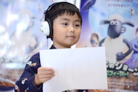 「映画 ひつじのショーン UFOフィーバー！」テレビCMナレーション公開収録に挑戦する市川右近。