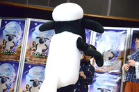 市川右近（奥）をハグするひつじのショーン（手前）。