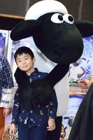 市川右近（手前）をハグするひつじのショーン（奥）。