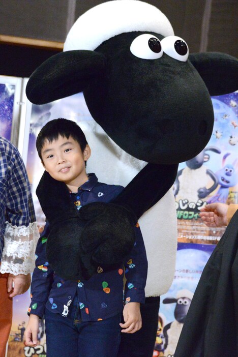 市川右近（手前）をハグするひつじのショーン（奥）。