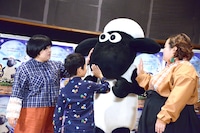 ひつじのショーン（中央奥）を触る市川右近（中央手前）。