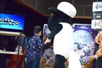 ひつじのショーン（右）をエスコートする市川右近（左）。