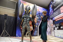 左からバルタン星人、最上もが。