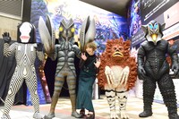 「空想科学『かいじゅうのすみか』体感エンターテイメント」オープニングセレモニーの様子。左からダダ、バルタン星人、最上もが、ピグモン、メフィラス星人。