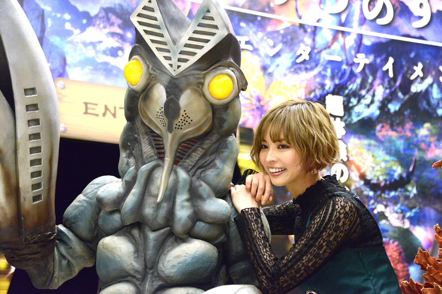 左からバルタン星人、最上もが。