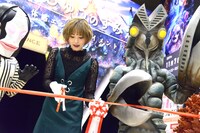 テープカットを行う最上もが（左）とバルタン星人（右）。