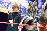 テープカットを行う最上もが（左）とバルタン星人（右）。