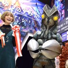 最上もが、「怪獣のすみか」開幕セレモニーでバルタン星人と一緒にテープカット