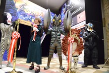 テープカットの成功を喜ぶ怪獣たちと最上もが（中央左）。