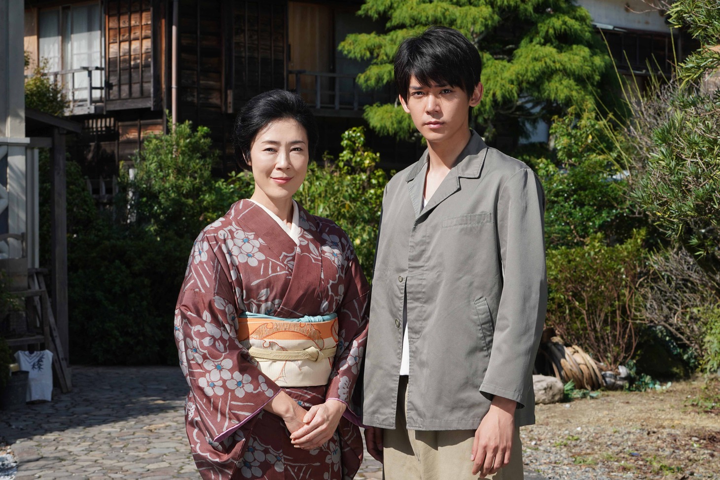 「悪魔の手毬唄～金田一耕助、ふたたび～」より、寺島しのぶ演じる青池リカ（左）と小瀧望扮する青池歌名雄（右）。