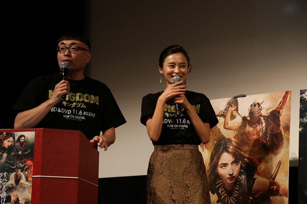 左からイジリー岡田、小島瑠璃子。