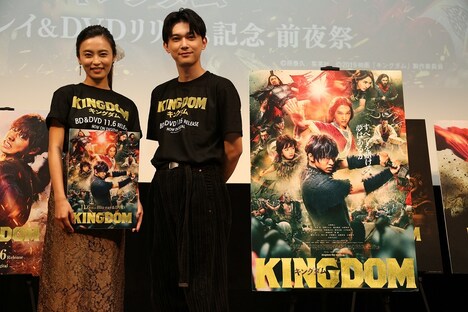 左から小島瑠璃子、吉沢亮。