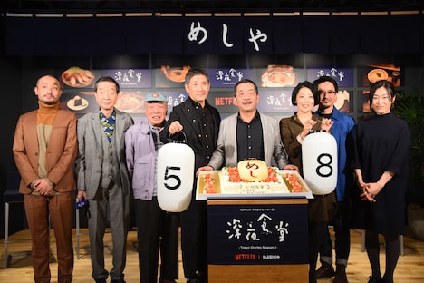 松岡錠司（中央右）とケーキを囲む登壇者たち。