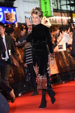 涙を拭くリンダ・ハミルトン。