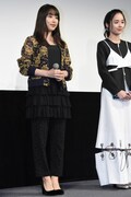 左から桜井日奈子、堀田真由。