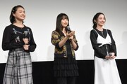 左から箭内夢菜、桜井日奈子、堀田真由。