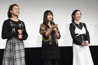 左から箭内夢菜、桜井日奈子、堀田真由。