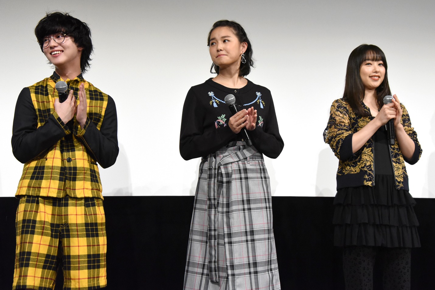 左からゆうたろう、箭内夢菜、桜井日奈子。