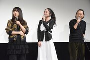 左から桜井日奈子、堀田真由、小林啓一。