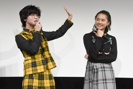 左からゆうたろう、箭内夢菜。