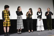 左からゆうたろう、箭内夢菜、桜井日奈子、堀田真由、小林啓一。